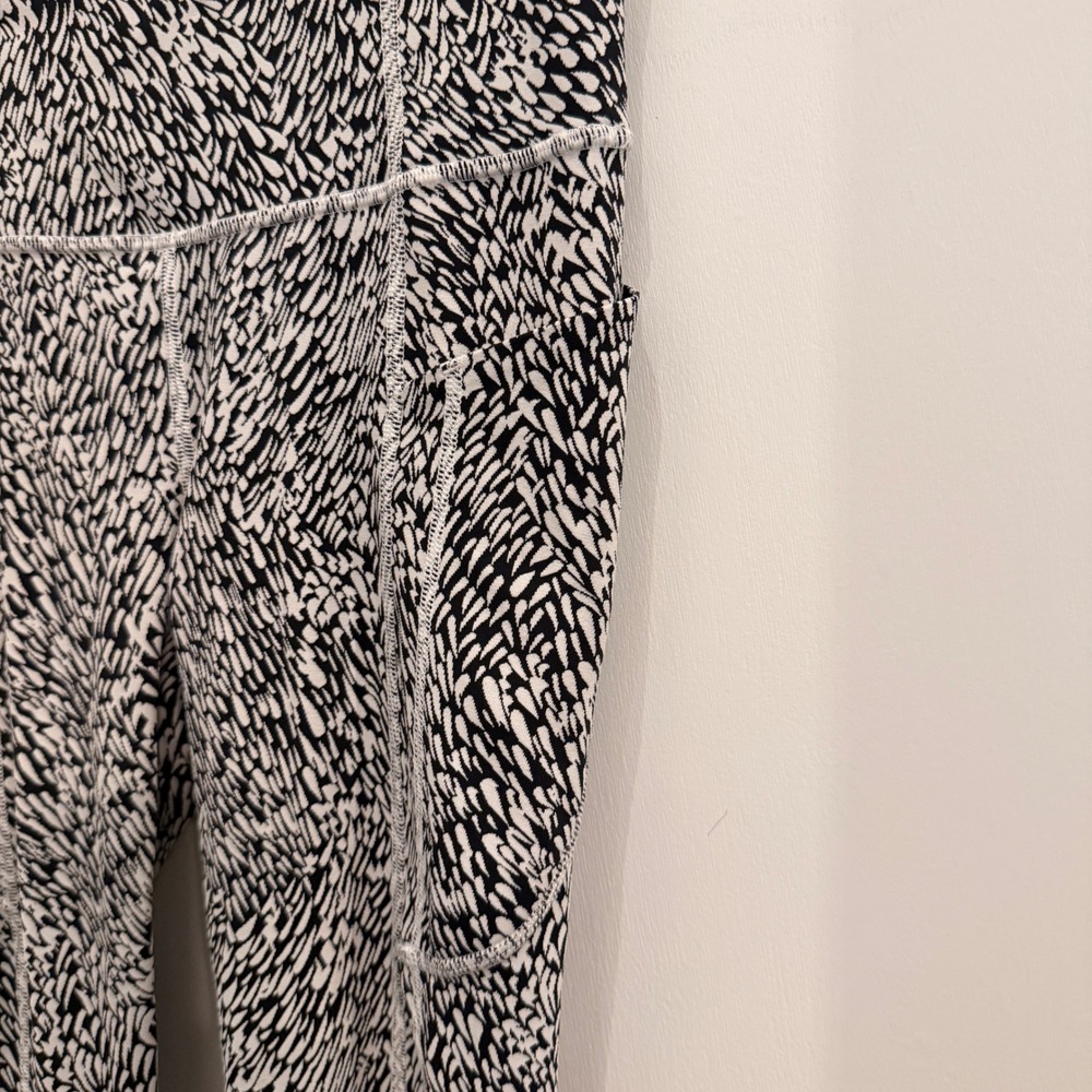 Athleta Ultimate Stash II Textured 7/8 Tight‎ XS Black White Printed Leggings - Picture 2 of 4